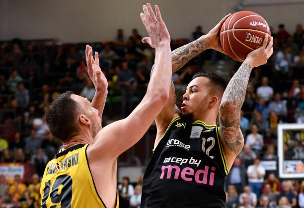 将球稳稳送 将球稳稳送